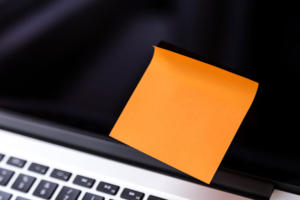laptop with one sticky note